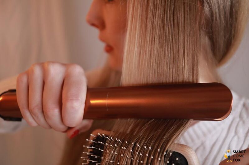 Man sieht, wie die Haare mit dem Dyson Corrale geglättet werden.